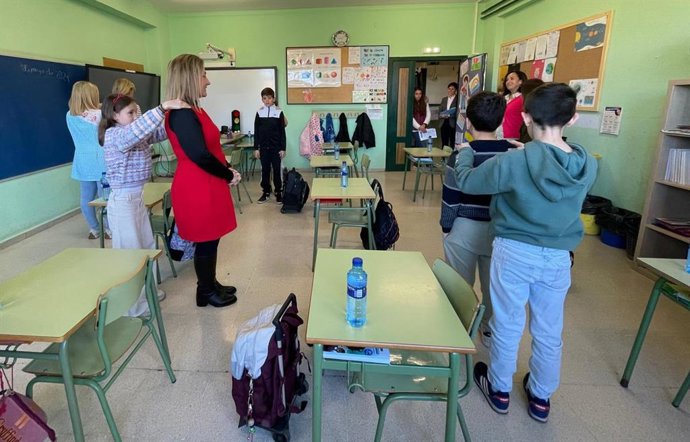 Archivo - Arquivo - Visita da Ministra Regional da Educação do Principado de Astúrias, Lydia Espina, à Escola Pública Xove, em Gijón, antes do início do teste de avaliação diagnóstica das competências específicas dos alunos do quarto ano do Ensino Fundame