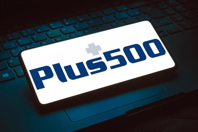 Archivo - November 24, 2023, Brazil: In this photo illustration, the Plus500 logo is displayed on a smartphone screen.