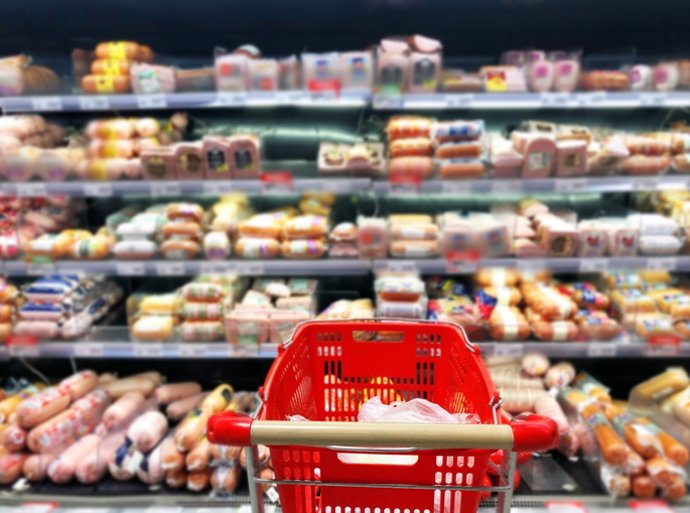 Archivo - Imagen de archivo de alimentos en un supermercado.