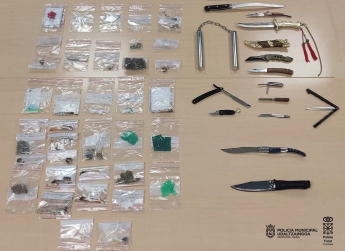Drogas y armas blancas decomisadas  por la Policía Foral y la Policía Municipal de Pampona en inspecciones en el ámbito del ocio nocturno.