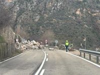 La LR-115 en Arnedillo, cerrada al tráfico por un desprendimiento