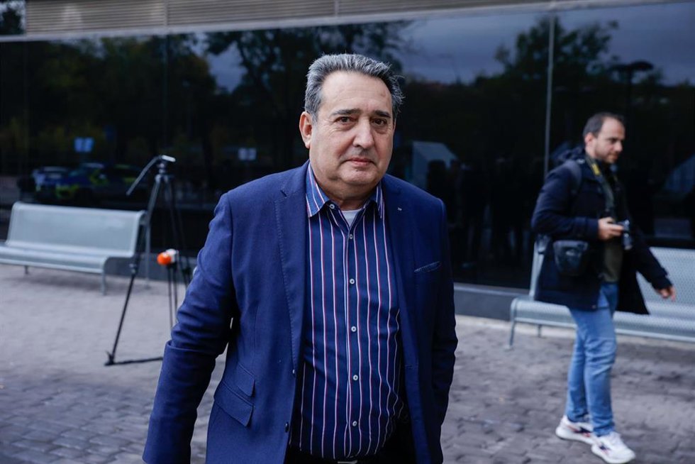 Archivo - El exalcalde de Sabadell (Barcelona) Manuel Bustos a su llegada al juicio por una pieza del caso Mercurio, en el Juzgado de Barcelona, a 9 de noviembre de 2023