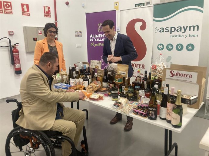 Francisco Sardón (i), Natalia Cernuda y Conrado Íscar.