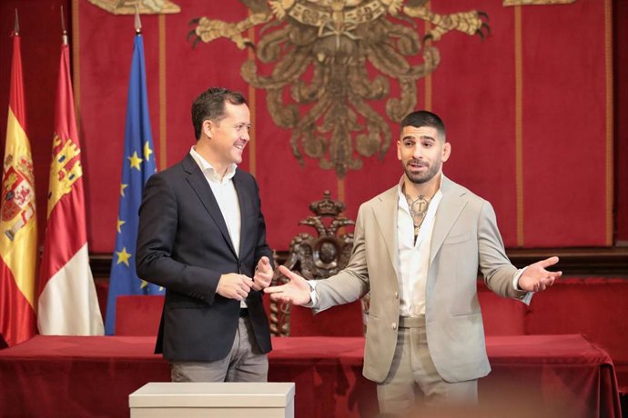 El campeón del mundo de la UFC Ilia Topuria junto al alcalde de Toledo, Carlos Velázquez.