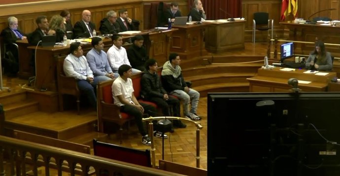 Los acusados de matar a un joven a la salida de la discoteca Brisas en Barcelona en 2020 durante la primera sesión del juicio