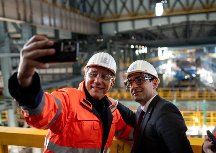 20 March 2025, North Rhine-Westphalia, Duisburg: Chairman of the Group Works Council of Thyssenkrupp AG Tekin Nasikkol (L) and European Commissioner for Prosperity and Industrial Strategy Stephane Sejourne take a selfie during a plant tour. Photo: Fabian 