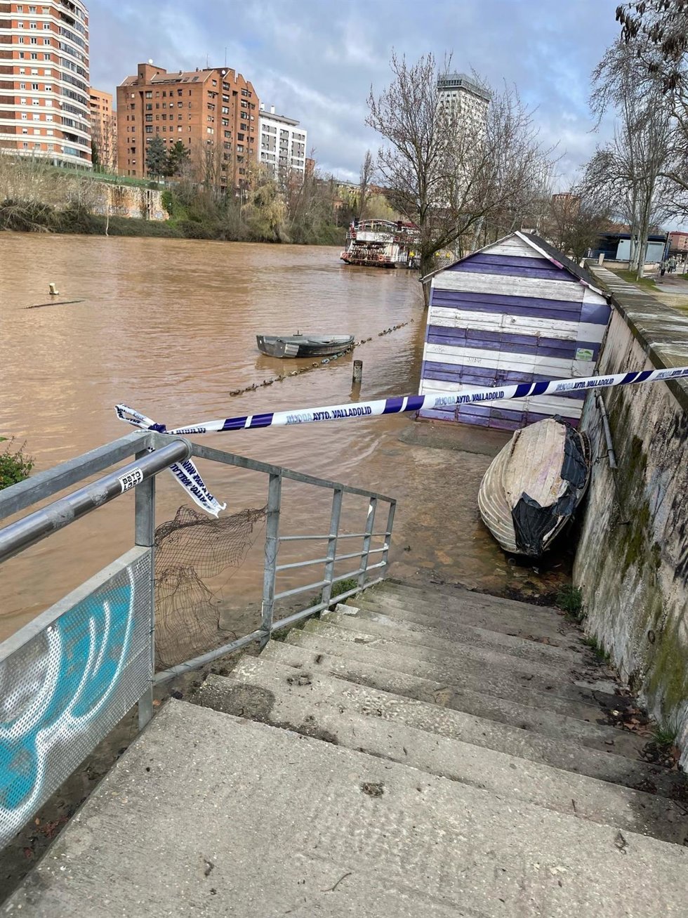 Accesos acordonados a las riberas del Pisuerga.