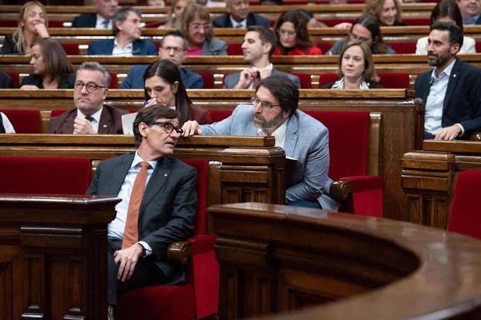 Archivo - El presidente de la Generalitat de Catalunya, Salvador Illa (i) y el diputado del PSC Ferran Pedret (d), durante las votaciones en una sesión en el pleno del Parlament, a 19 de diciembre de 2024, en Barcelona, Catalunya