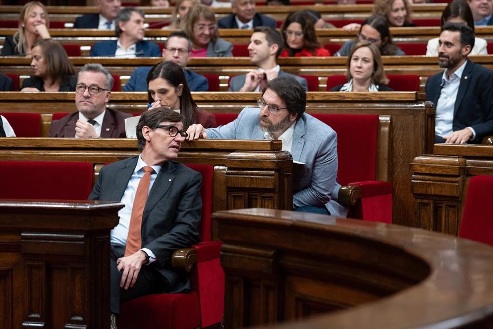 Archivo - El presidente de la Generalitat de Catalunya, Salvador Illa (i) y el diputado del PSC Ferran Pedret (d), durante las votaciones en una sesión en el pleno del Parlament, a 19 de diciembre de 2024, en Barcelona, Catalunya