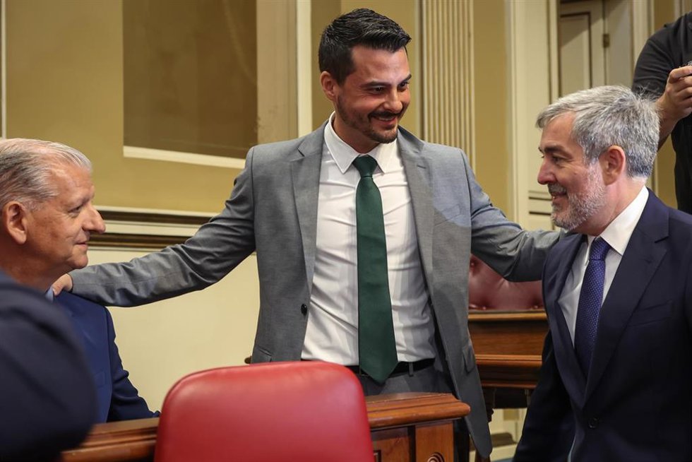 Archivo - El presidente del Grupo Parlamentario Nacionalista, David Toledo (c), junto al candidato a la investidura como presidente del Gobierno de Canarias, Fernando Clavijo (CC) (d) y el secretario general insular de Coalición Canaria de Tenerife, Fra
