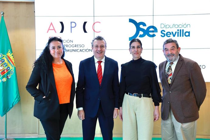 El presidente de la Diputación, Javier Fernández, se reúne con la Asociación para el Progreso de la Comunicación en su 25 aniversario.