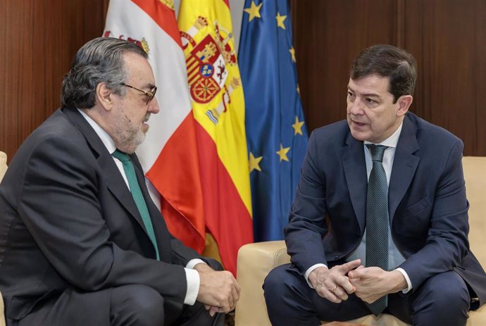 El presidente de la Junta de Castilla y León, Alfonso Fernández Mañueco, se reúne con el presidente del Grupo Social ONCE, Miguel Carballeda Piñeiro.