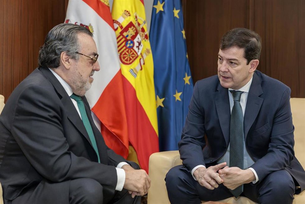 El presidente de la Junta de Castilla y León, Alfonso Fernández Mañueco, se reúne con el presidente del Grupo Social ONCE, Miguel Carballeda Piñeiro.