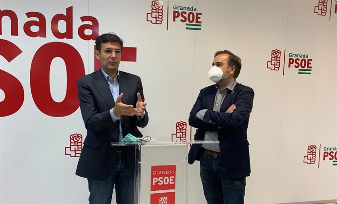 Archivo - El portavoz del PSOE en el Ayuntamiento de Granada, Francisco Cuenca, a la izquierda en la imagen de archivo, junto al viceportavoz Jacobo Calvo