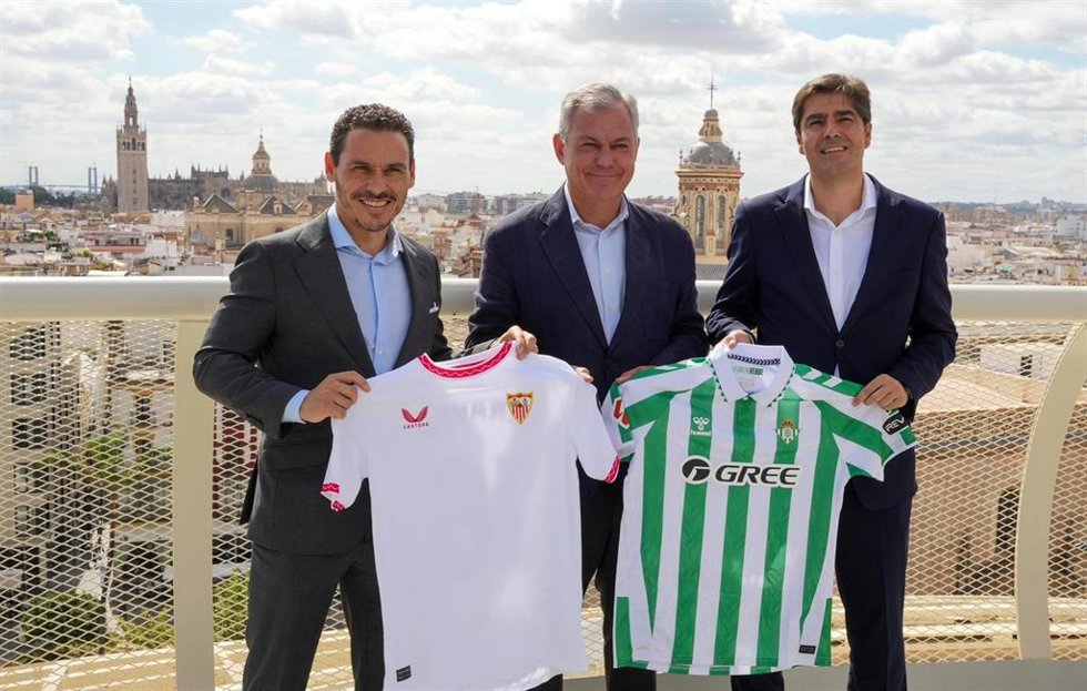 Archivo - El alcalde de Sevilla, José Luis Sanz (c), entre los presidentes del Sevilla FC, José María del Nido Carrasco (i), y del Real Betis Balompié, Ángel Haro (d).