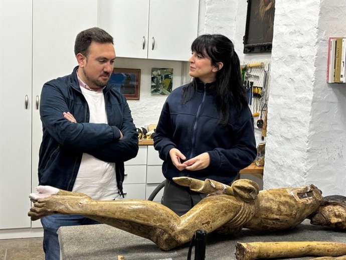 El delegado municipal de Cultura, Patrimonio y Museos, Christopher Rivas, visita el taller de restauración de Mónica Ruiz.