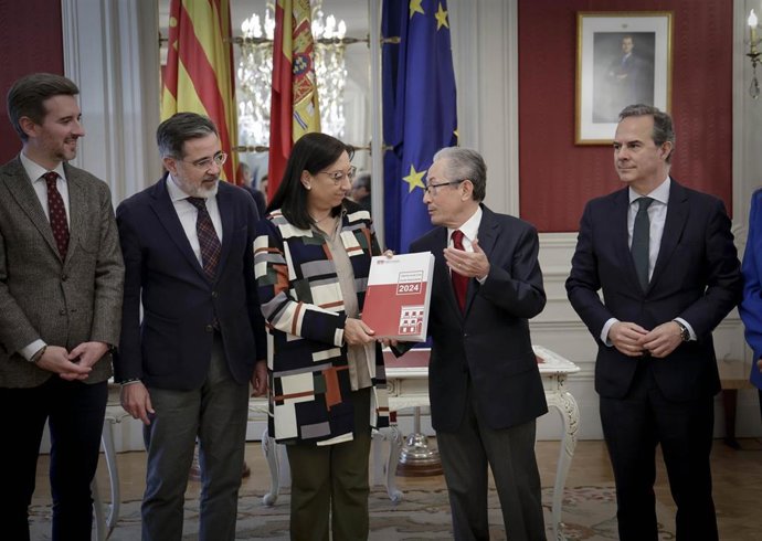 El Síndic de Greuges, Ángel Luna, hace entrega de su Informe Anual del ejercicio 2024 a la presidenta de Les Corts Valencianes, Llanos Massó