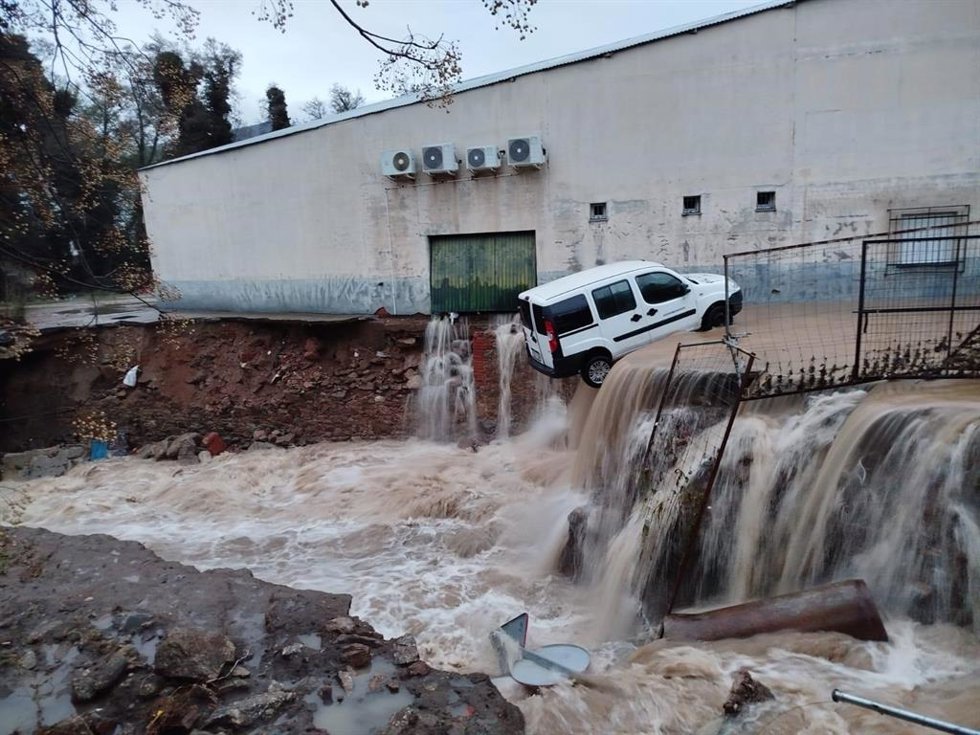 Un vehículo arrastrado por la riada en Jarandilla de la Vera