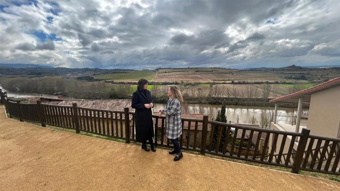 La delegada visita las actuaciones turísticas de Briñas, que mejoran los accesos al mirador del Ebro y la vía peatonal que discurre junto al cauce del río