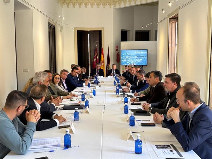El consejero de Medio Ambiente, Universidades, Investigación y Mar Menor, Juan María Vázquez, durante la reunión en Lorca del grupo de trabajo 'Más Distribuida' para elaborar el Plan Industrial de la Región de Murcia.