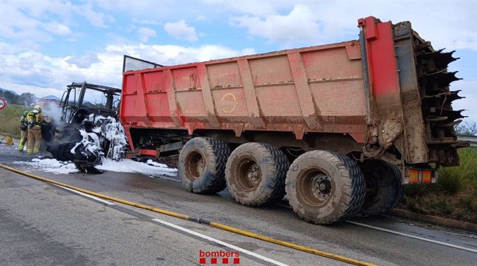 Imatge del tractor incendiat