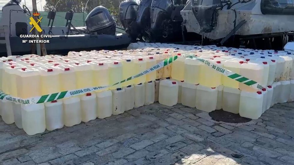Las 433 garrafas de combustible intervenidas en una finca de Lepe (Huelva).
