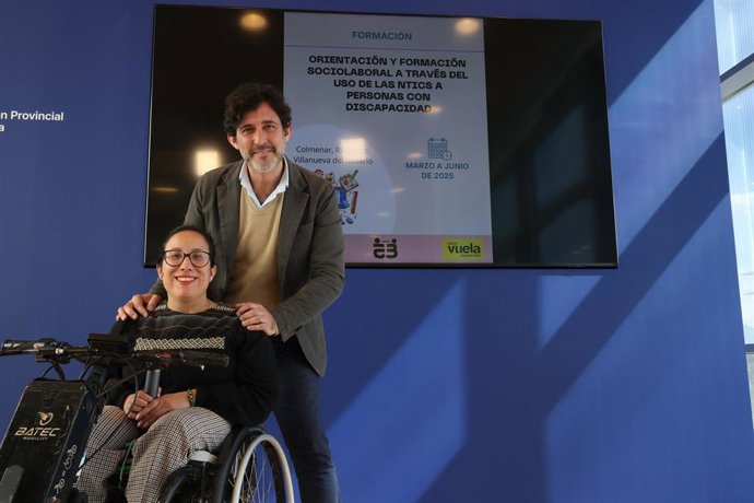 El diputado provincial de Centros Asistenciales, Tercer Sector y Cooperación Internacional, Francisco José Martín, junto a la presidenta de la asociación malagueña de espina bífida, Ana Valverde