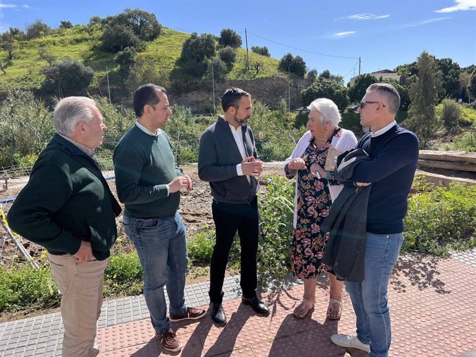 El portavoz municipal socialista, Daniel Pérez, junto a ediles del PSOE