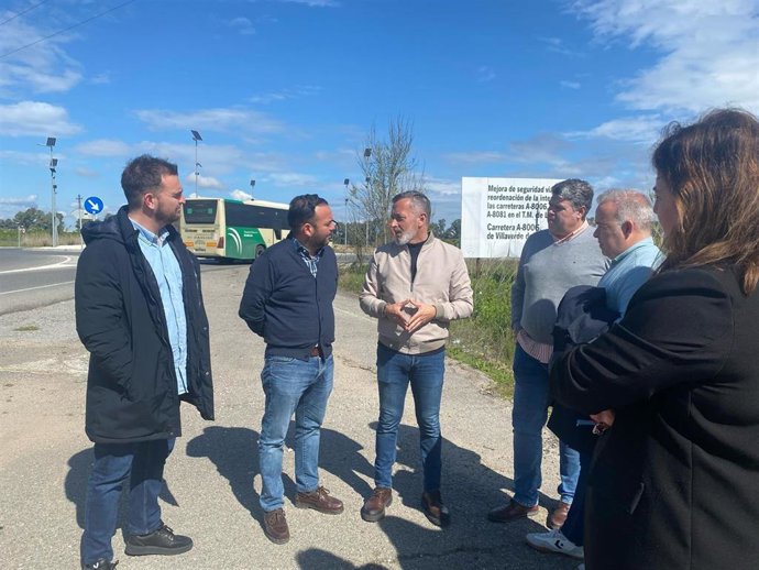 El secretario de Organización del PSOE de Sevilla y parlamentario, Rafael Recio, en una reunión con el alcalde de La Algaba, Diego Manuel Agüera.