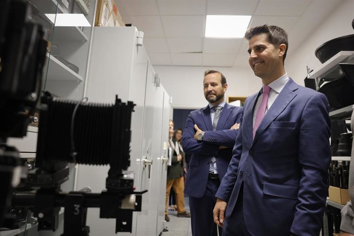 Archivo - El consejero de Educación, Ciencia y Universidades, Emilio Viciana, en el CIFP José Luis Garci, en Alcobendas, Madrid, el 18 de octubre de 2024.