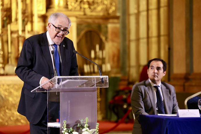 El presidente del Tribunal Constitucional, Cándido Conde-Pumpido (i); junto al consejero de Justicia; José Antonio Nieto (d), durante su intervención. A 18 de marzo de 2025, en Cádiz (Andalucía, España). El presidente del Tribunal Constitucional, Cándido 