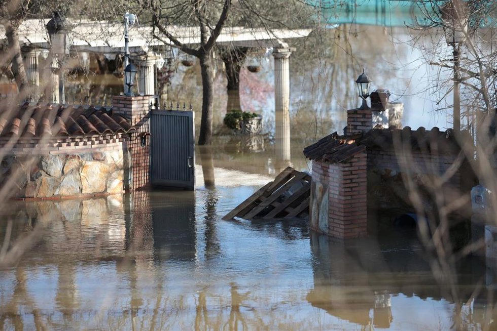 Desbordamiento del río Alberche a su paso por Escalona, a 23 de marzo de 2025, en Escalona, Toledo, Castilla-La Mancha (España). Page ha visitado Escalona para seguir la situación de emergencia del municipio tras el desbordamiento del río Alberche, lo q