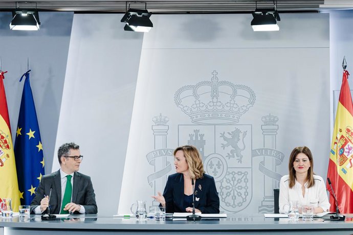 (I-D) El ministro de la Presidencia, Relaciones con las Cortes y Justicia, Félix Bolaños; la ministra Portavoz, Pilar Alegría y la ministra de Juventud e Infancia, Sira Rego, durante una rueda de prensa tras el Consejo de Ministros, en el Palacio de la Mo