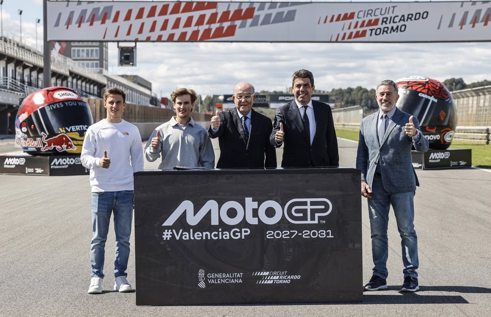 El president de la Generalitat valenciana, Carlos Mazón (2d), y el CEO de Dorna Sports, Carmelo Ezpeleta (3i), durante una visita a las obras de reconstrucción del Circuito Ricardo Tormo