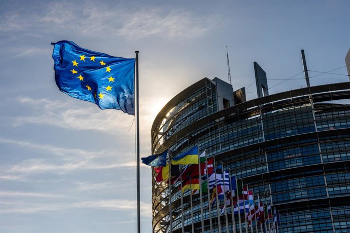 Archivo - 05 de outubro de 2022, França, Estrasburgo: As bandeiras da União Europeia, da Ucrânia e dos Estados membros da UE são hasteadas em frente ao prédio do Parlamento Europeu em Estrasburgo. Uma resolução parlamentar sobre a resposta da UE aos altos