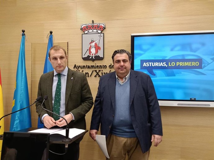 El secretario general de Foro Asturias y diputado regional, Adrián Pumares, y el edil de Tráfico, Movilidad y Transporte Público de Gijón, Pelayo Barcia, en rueda de prensa en el Consistorio gijonés.