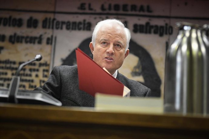Archivo - El presidente de la Mesa Eloy Suárez durante una Comisión de Investigación sobre la Operación Delorme, en el Senado, a 28 de octubre de 2024, en Madrid (España). 