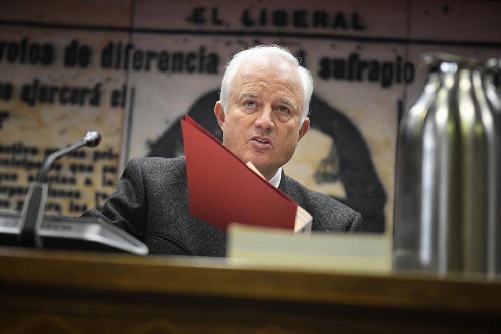 Archivo - El presidente de la Mesa Eloy Suárez durante una Comisión de Investigación sobre la Operación Delorme, en el Senado, a 28 de octubre de 2024, en Madrid (España).