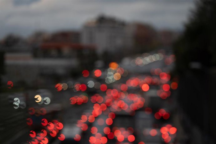 Archivo - Tráfico de entrada a la ciudad de Barcelona por la Avenida de Meridiana, desde el Puente de Sarajevo, a 12 de diciembre de 2024, en Barcelona, Catalunya (España).