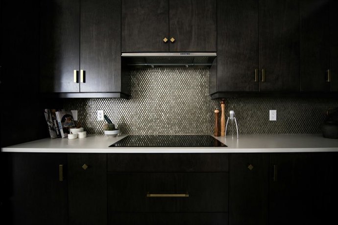 Se sua casa cheira mais do que o normal quando está cozinhando, é hora de limpar o exaustor: cristais de soda e outros truques
