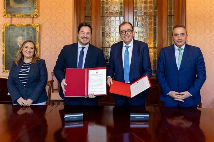 El edil de Derechos Sociales, José Luis García, y el secretario general de Instituciones Penitenciarias, Ángel Luis Ortiz González