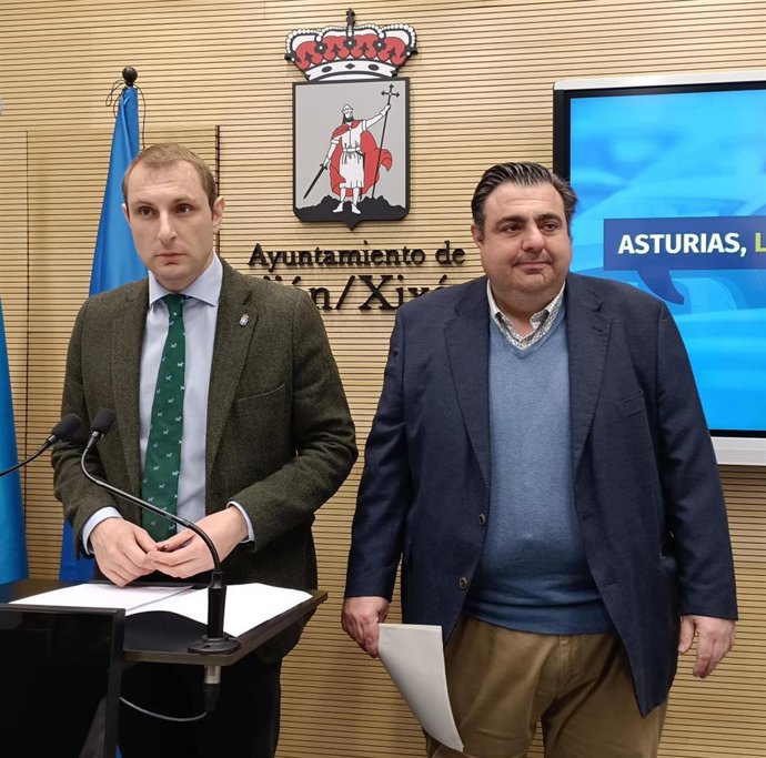 El secretario general de Foro Asturias y diputado regional, Adrián Pumares, y el edil de Tráfico, Movilidad y Transporte Público de Gijón, Pelayo Barcia, en rueda de prensa en el Consistorio gijonés.