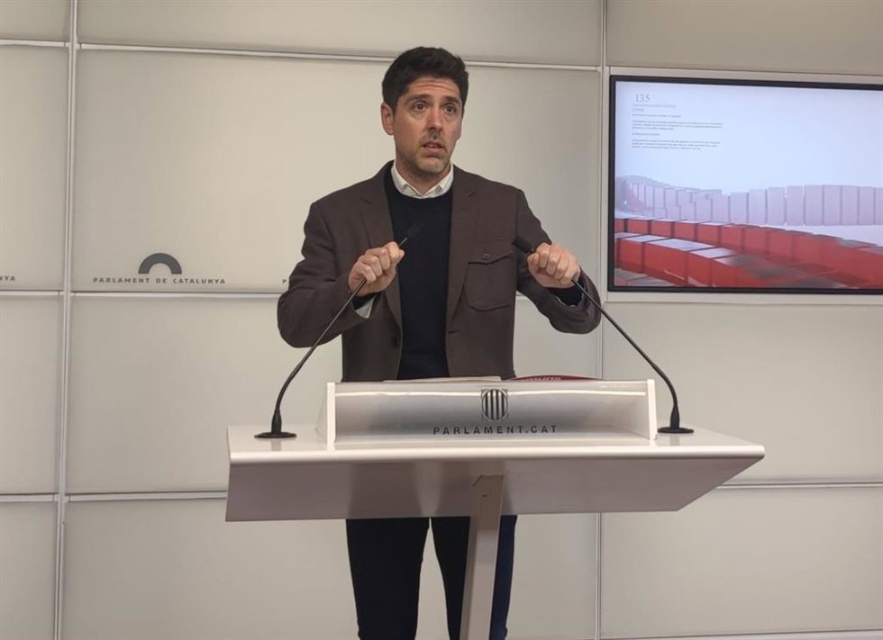 El portavoz de los Comuns en el Parlament, David Cid, en rueda de prensa.
