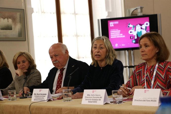 La consejera de Salud y Consumo, Rocío Hernández, en la presentación del I Informe MUSA (Mujeres en la Sanidad Andaluza) sobre el Liderazgo Sanitario Femenino en Redes Sociales, en el Parlamento de Andalucía.
