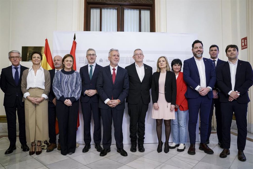 El ministro de Política Territorial y Memoria Democrática, Ángel Víctor Torres (6i), y el vicepresidente primero y consejero de Presidencia e Igualdad de Navarra, Félix Taberna (6d),tras la reunión de la comisión mixta de la Junta de Transferencias para