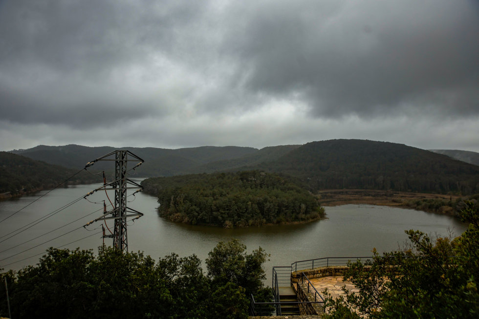 Vista del embalse de Foix al 100% de su capacidad