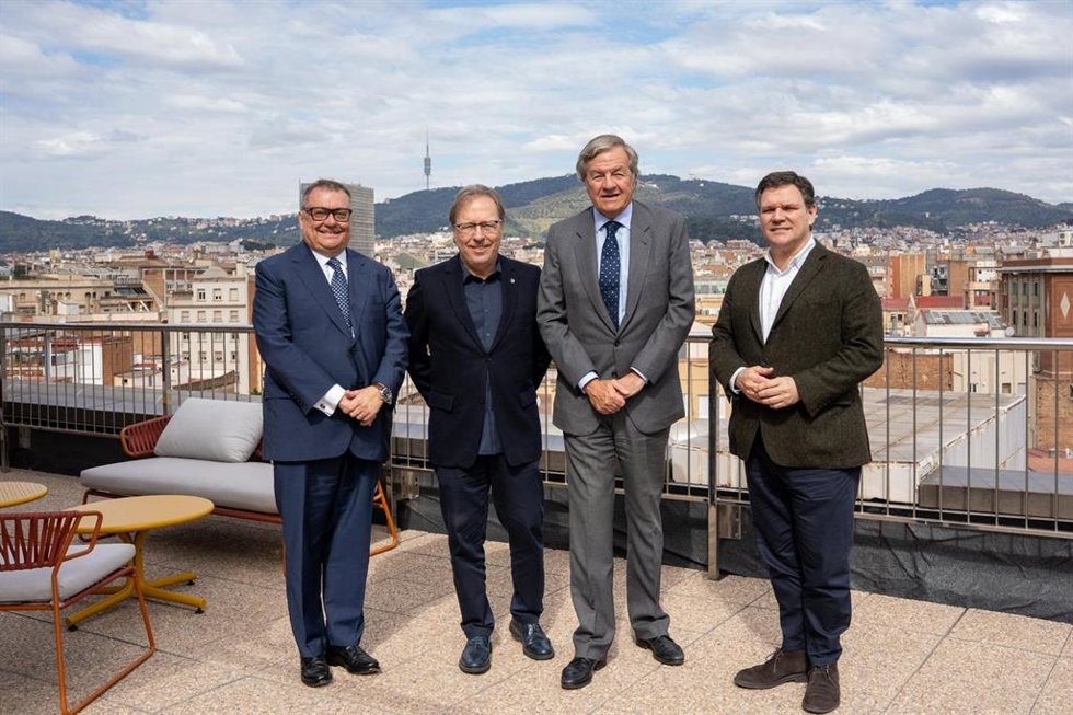 Reunión para oficializar el acuerdo entre Damm y Cámara de Barcelona.