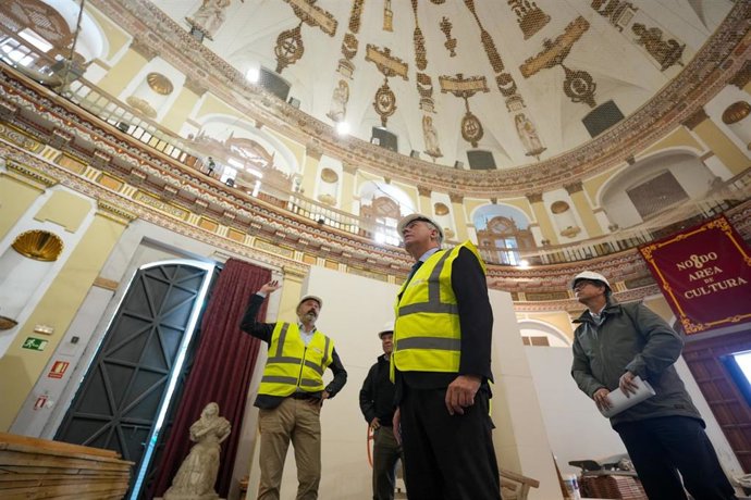 Sanz, durante su visita al interior de San Hermenegildo con motivo de las obras de rehabilitación.