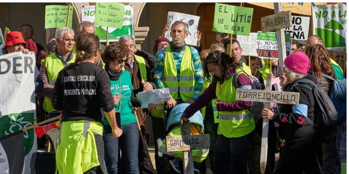 Concentración contra la mina de Cañaveral