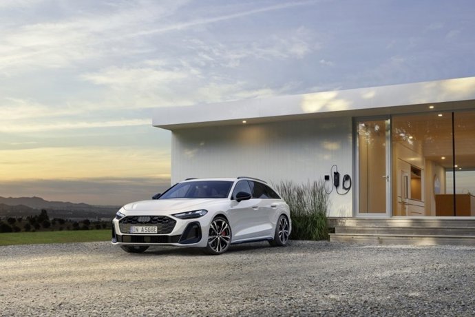 Audi lanza el híbrido enchufable de su A5, e-hybrid, con autonomía de 110 kilómetros y desde 65.170 euros.
